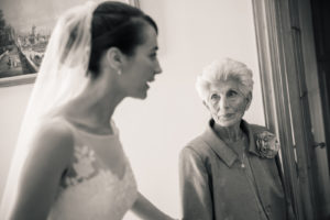 La mirada de la abuela a la novia