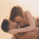 Beso en la puesta de sol en la playa