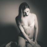 Chica semidesnuda para fotografía artística