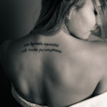 Chica con un tatuaje en la espalda