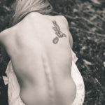 Tatuaje en la espalda desnuda