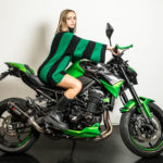 En la moto con jersey de punto verde