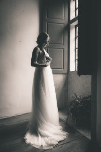 La novia en el pazo do Bidueiro en claroscuro