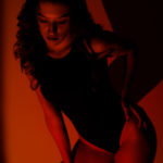 Modelo con body negro y luz roja