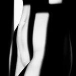 Desnudo artístico femenino en blanco y negro