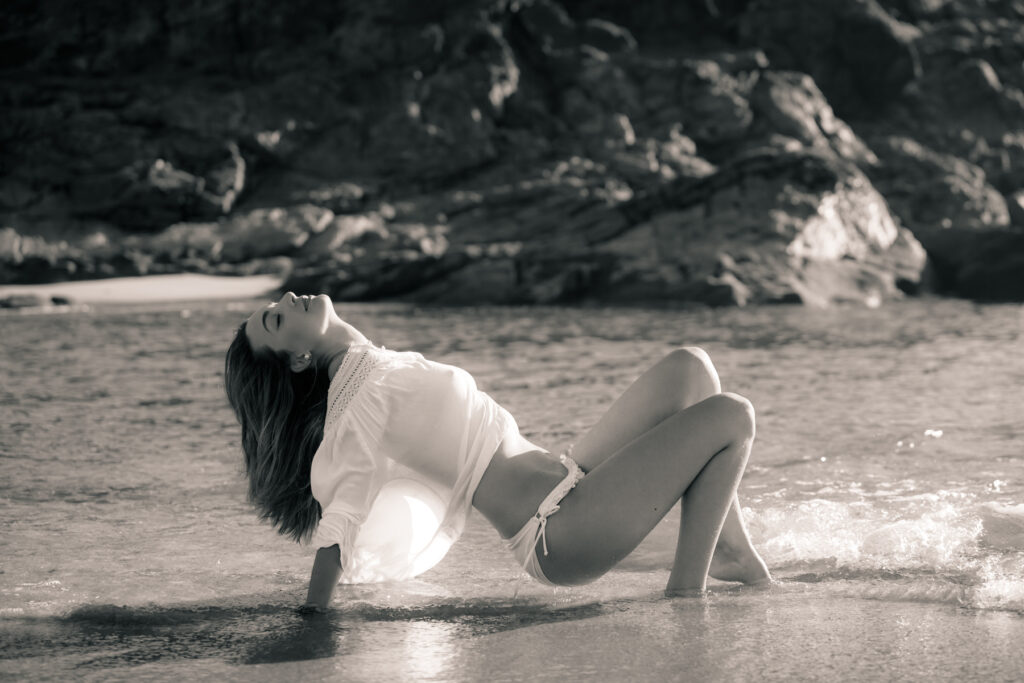 Modelo en bikini y blusa en la playa do Rostro
