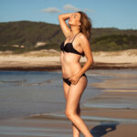 Sesión de moda en bikini en una playa de Galicia